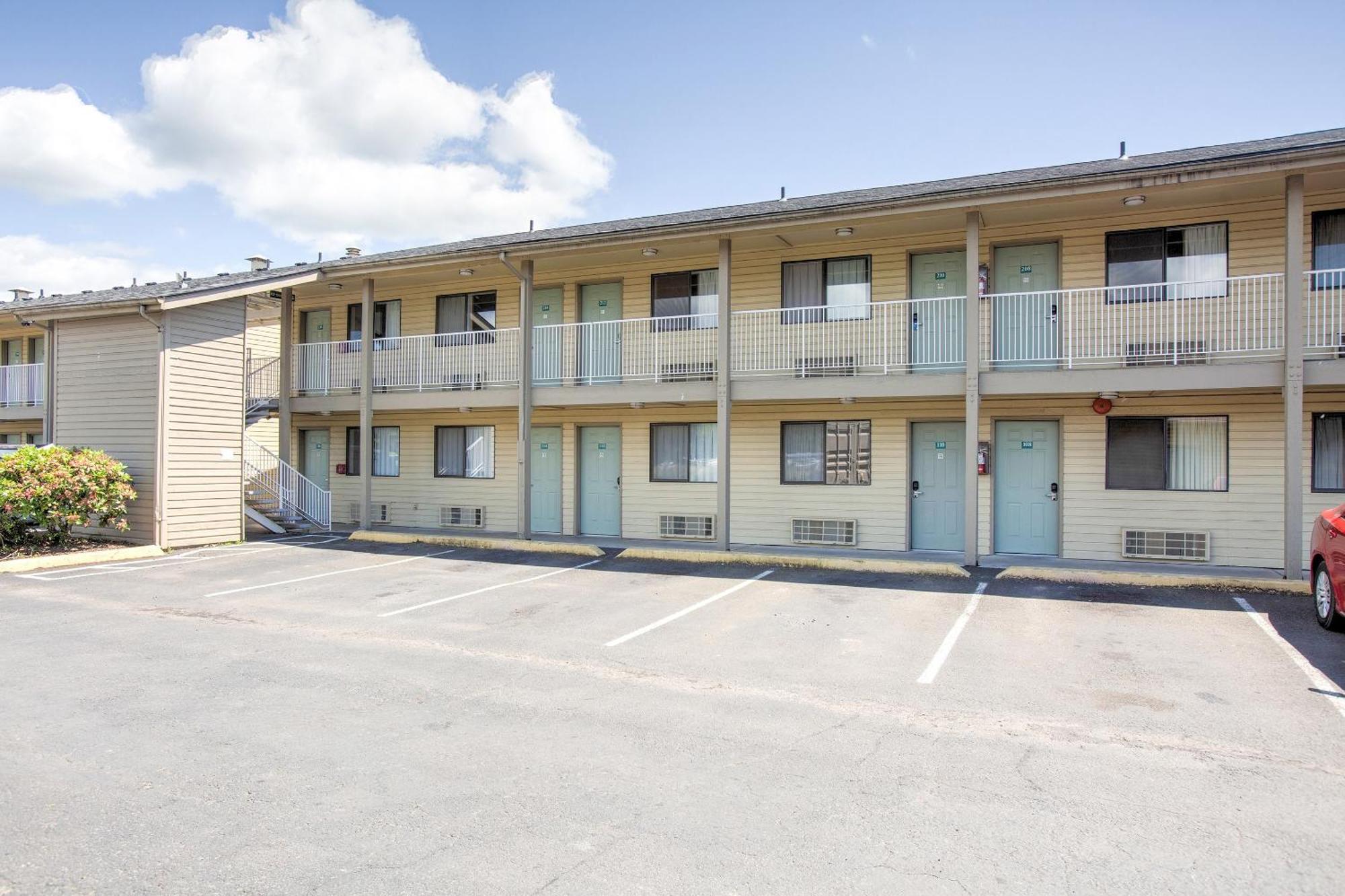 Oyo Woodland Hotel And Suites Exterior foto